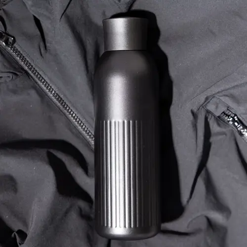 Borraccia Sagaform Tekla Push da 500ml in acciaio con tappo a pressione riciclato
