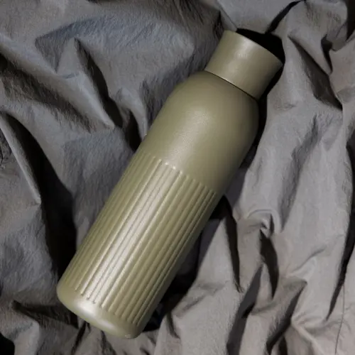 Borraccia Sagaform Tekla Push da 500ml in acciaio con tappo a pressione riciclato