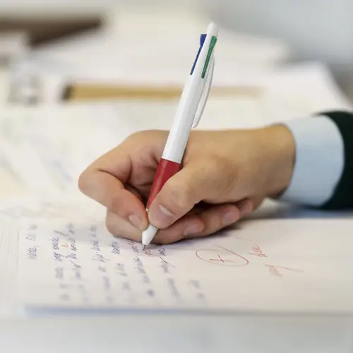 Penna a sfera in plastica disponibile in vari colori con 4 refill nero rosso blu e verde