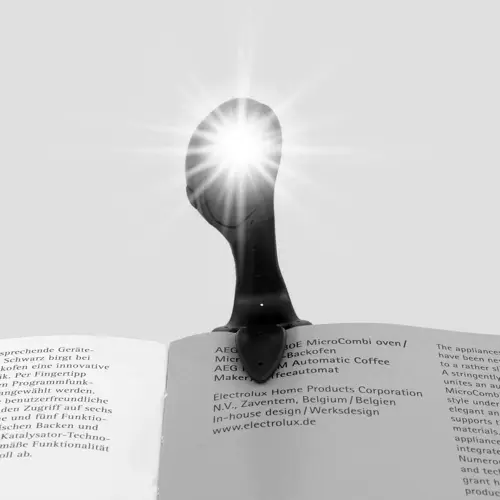 Luce per libri in ABS riciclato con un design flessibile 
