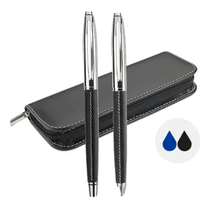 Set con penna a sfera in metallo refill blu con meccanismo a scatto e penna roller in metallo refill nero in astuccio in PU