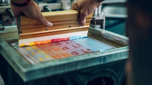 Dal Logo al Gadget: Scegliere la Tecnica di Stampa Giusta per il Tuo Merchandising