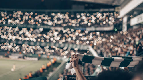 Guida alla promozione del vostro marchio attraverso i gadget dei tifosi di calcio
