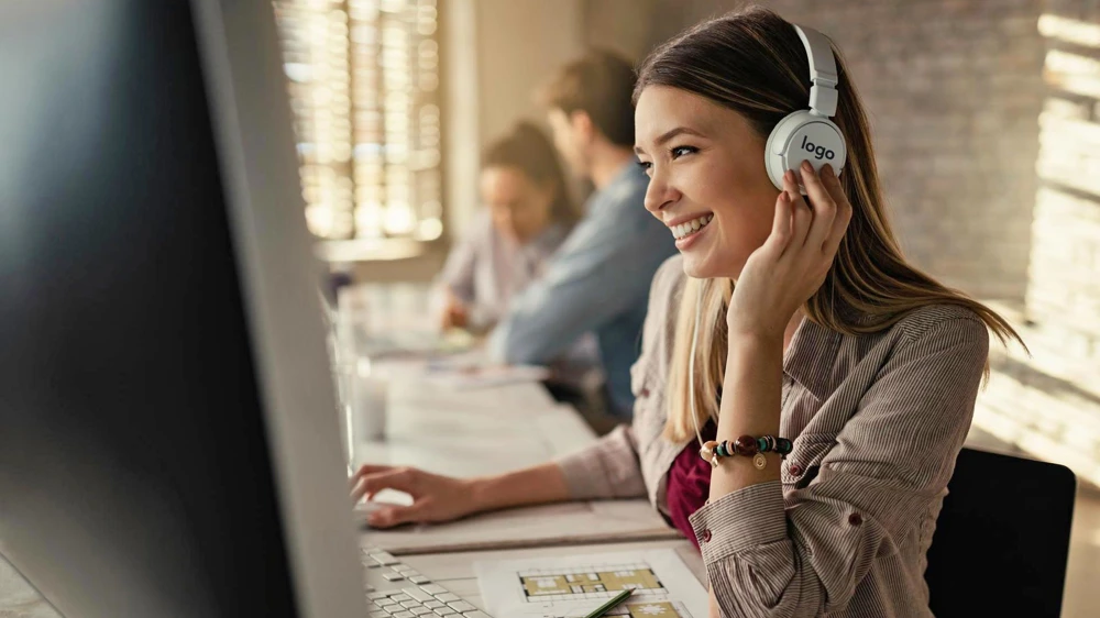 La Musica Che Ispira il Lavoro: Come Gli Speaker e Cuffie Wireless Migliorano la Produttività