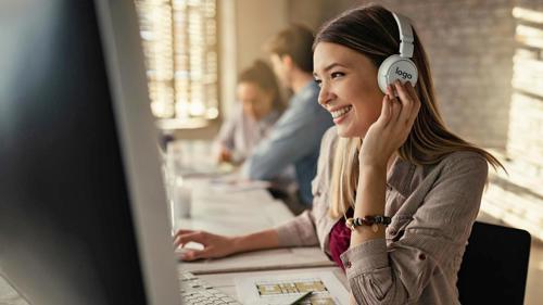 La Musica Che Ispira il Lavoro: Come Gli Speaker e Cuffie Wireless Migliorano la Produttività