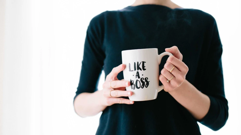 Stasera c'è Cattelan: l'omaggio a Saturday Night Live attraverso l'utilizzo di tazze promozionali