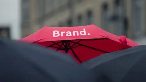 Come scegliere il miglior ombrello personalizzato per le vostre esigenze: Un gadget aziendale per l’inverno