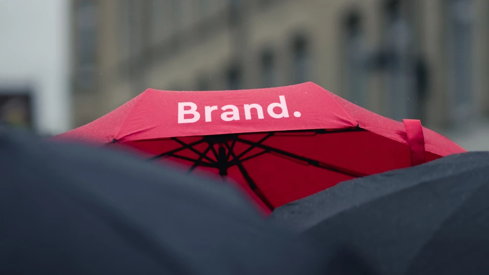 Come scegliere il miglior ombrello personalizzato per le vostre esigenze: Un gadget aziendale per l’inverno